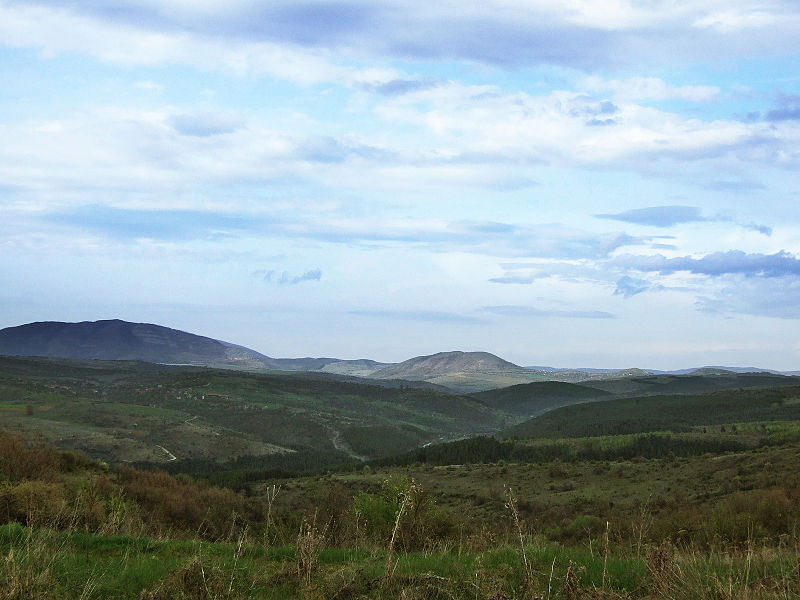 File:Mid-spring fields and forests.jpg