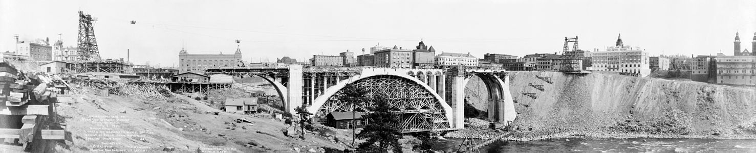 Amerika Birleşik Devletleri'nin Washington eyaletine bağlı Spokane şehrinde Monroe Street Bridge 'nin inşası. Köprünün uzunluğu 780 feet, yüksekliği 135 feet ve kiriş genişliği 281 feet (3 Ağustos 1911). (Üreten: W.O. Reed)