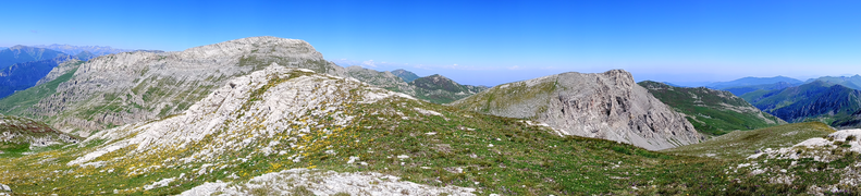 Vista verso nord-ovest, con il Mongioie e, più a destra, la Cima Revelli