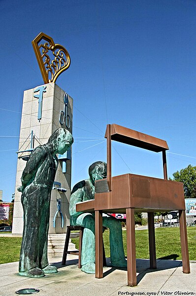 File:Monumento ao Ourives e à Ourivesaria - Gondomar - Portugal (24852632968).jpg