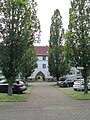 die Grünfläche vor den Häusern an der Moselstraße in Fulda und der Hausdurchgang im Haus Moselstraße 14 zum Innenhof