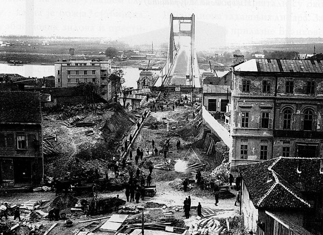 Изградња моста краља Александра у Београду. Мост, дело архитекте Николаја Краснова, је изграђен између 1930. и 1934. године, а срушен за време Априлског рата 1941. године. На његовом месту је након Другог светског рата подигнут Бранков мост