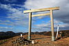 入道ヶ岳山頂の鳥居と三角点