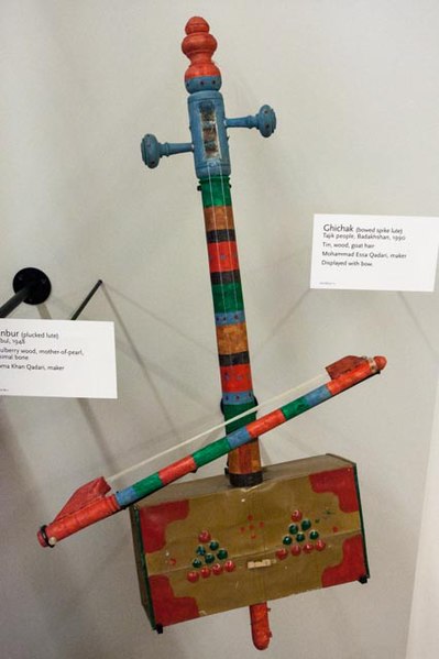 File:Musical instruments on display at the MIM (14328679196).jpg