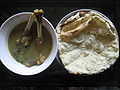 Наан пая с супом (с бараниной), иногда подаётся на завтрак в Мьянме