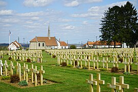 Vue du cimetière avec le mémorial du Chemin des Dames à l'arrière plan