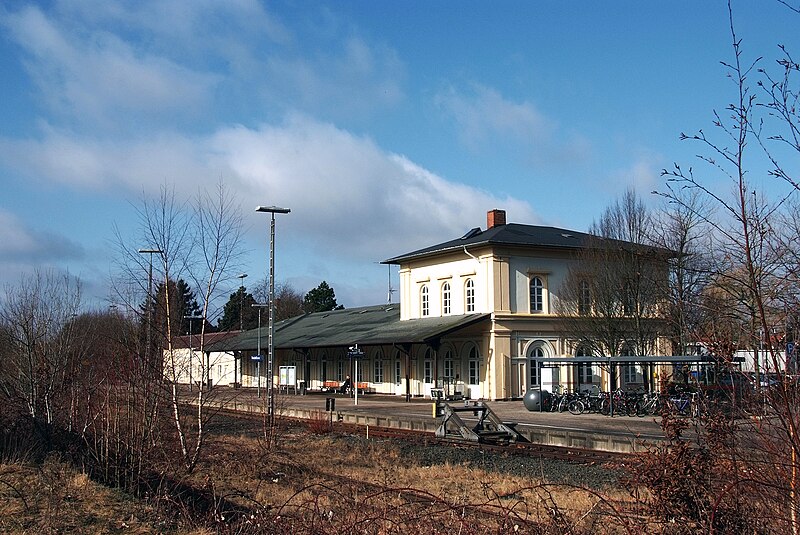 File:Neustadt Bahnhof Schienenseite.jpg