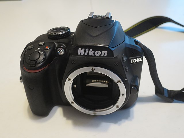 How long does the Nikon D3400's battery last?