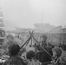 Yeniseian Ket fisher folk in 1913. Photographer: Fridtjof Nansen No-nb bldsa 3f088 Ketere (jenisejostjaker) (folkegruppe) samlet rundt et bal ved stranden. (6435261279).jpg