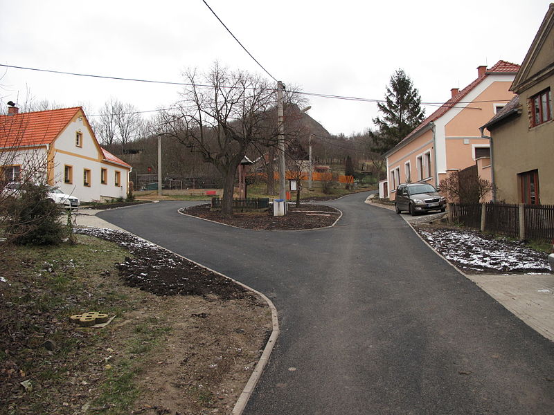 File:Obřice, náves.jpg