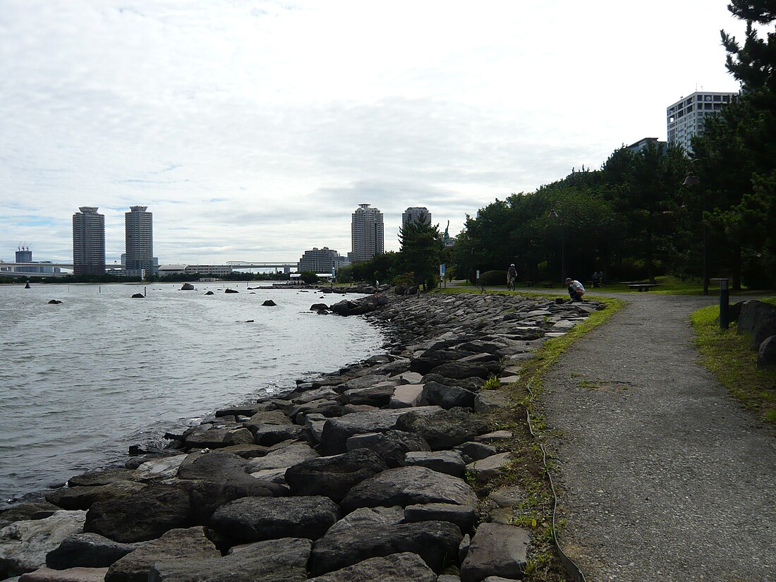 File:Odaiba Seashore Park 2.jpg