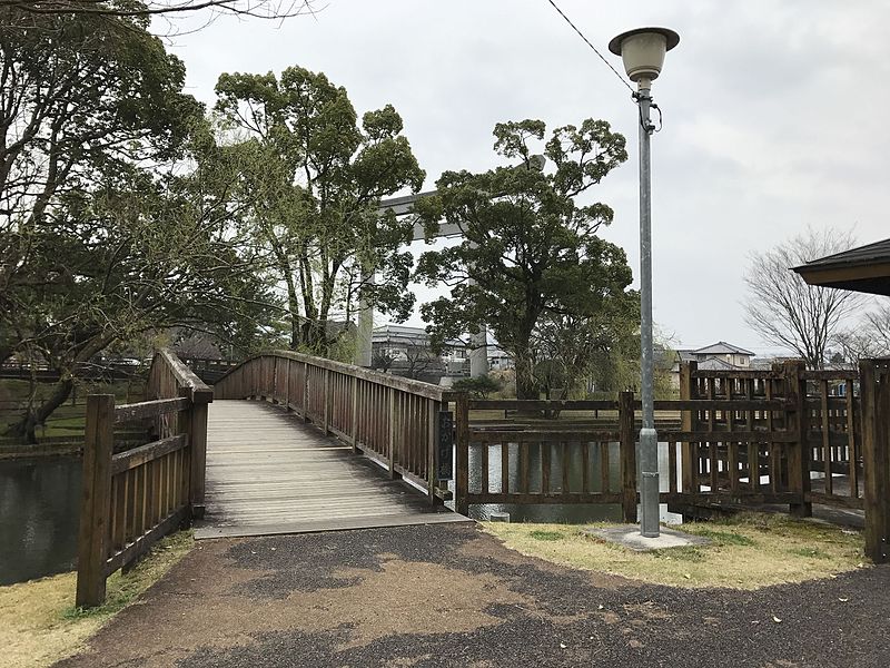 File:Okagebashi Bridge on pond in Kambashira Park.jpg