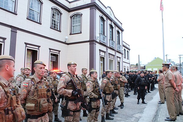 Military Police officers from the state of Santa Catarina in operational uniform.