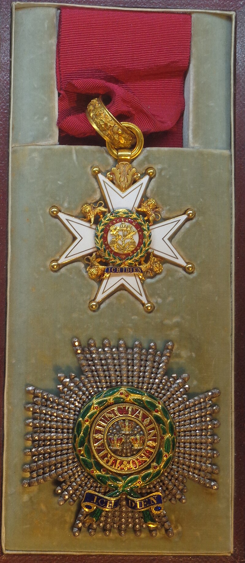 Награды: ордена, медали - Страница 4 800px-Order_of_the_Bath_knight_commander_military_division_insignias_%28United_Kingdom%29_-_Tallinn_Museum_of_Orders