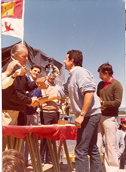 File:Orencio Rodriguez recoje el premio por club junto a Pachi Perurena.jpg