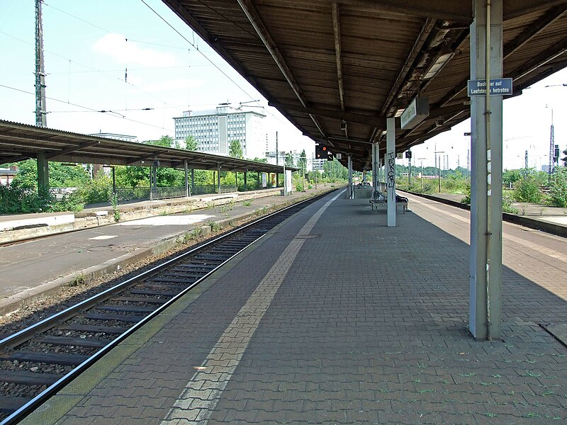 File:Ostbahnhof-innen-ffm012.jpg