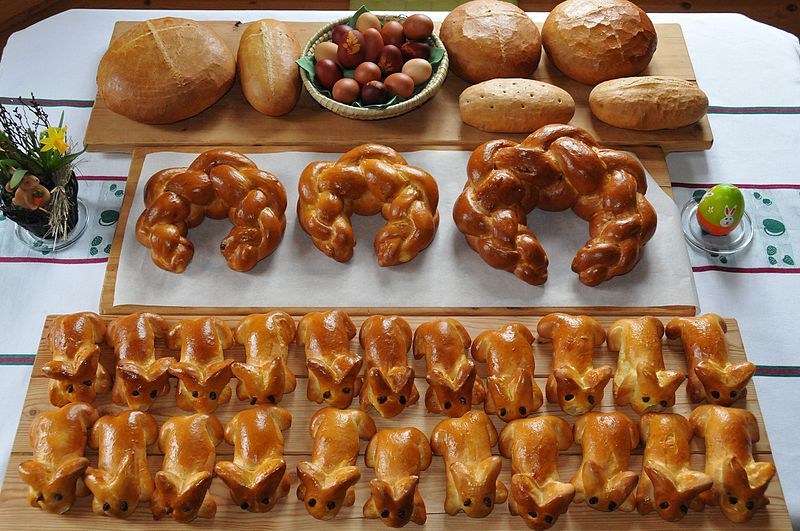 File:Oster-Striezel Zopf Brot Easter breads Kipfel Hasen.jpg