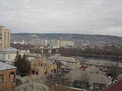 Вид на міст, що з'єднує Атаки (зліва) з Могилевом-Подільським (Україна)