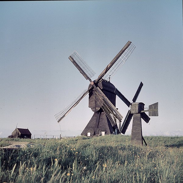 File:Overzicht met op de voorgrond een weidemolen - Langerak - 20364296 - RCE.jpg