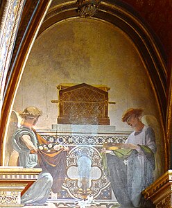 Deux anges (XIXe siècle) au-dessus de l'autel.