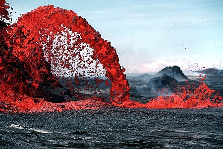 Pahoehoe cinsi lavların oluşturduğu bir "çeşme", Hawaii, ABD.(Üreten:USGS)