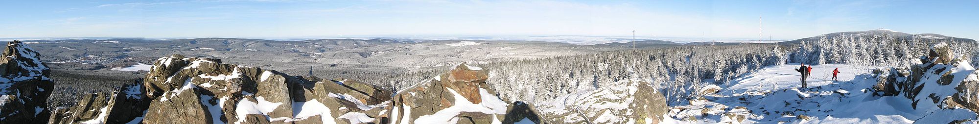 Wintertraum an der Wolfswarte zwischen Altenau und Torfhaus: links im Bild zwischen den Felsen ist Altenau zu sehen, ganz rechts liegt der Brocken