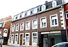 Huizen Paveestrasse 13-15 (gevels en dak, pilaren van blauwe steen bij de hofinrit)