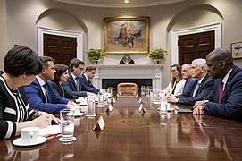 M. Sandu su buvusiu JAV viceprezidentu Maiku Pensu Baltuosiuose rūmuose, dirbusiu Donaldo Trampo administracijoje (2019 m. rugsėjo 18 d.)[5]