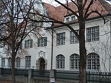 Ehemalige Mädchenschule und heutige Grundschule am Pfanzeltplatz in Perlach