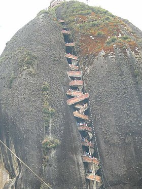 Ti bato ti El Peñol, iti asideg ti penned ti Guatapé