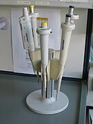 File:Pipette de laboratoire sur fond blanc au Bénin 02.jpg - Wikipedia