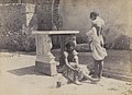 0977 recto. Bambini accanto a un tavolo a Pompei / Children by a table at Pompeii.