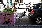 Platzpark: bepflanzte Parkplätze im Freiburger Sedanviertel auf Initiative von Extinction Rebellion Freiburg