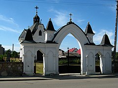 Portão do cemitério de São Roque em Zabłudów, ao fundo - uma capela de 1850.