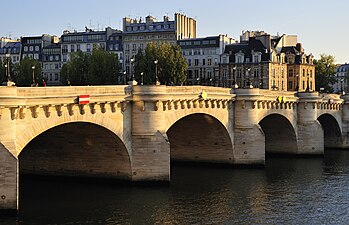 Le pont Neuf avec ses piles et ses mascarons.