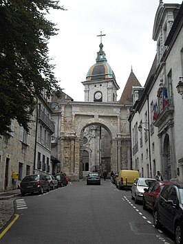 De poort porte Noire en de kathedraal Saint-Jean in Besançon