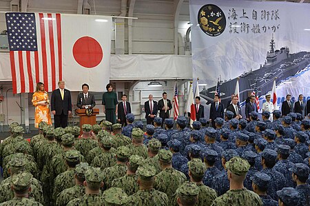 Tập_tin:Premier_Shinzo_Abe_spreekt_Japanse_en_Amerikaanse_militairen_toe_in_de_hangaar_van_de_helikoptercarrier_Kaga,_-28_mei_2019_a.jpg