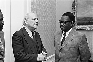 President MPLA, heer Neto door Den Uyl ontvangen premier Den Uyl en A Neto (r), Bestanddeelnr 927-8518.jpg