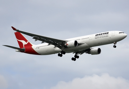 Fail:Qantas_A330-300_VH-QPH_SIN_2011-7-16.png