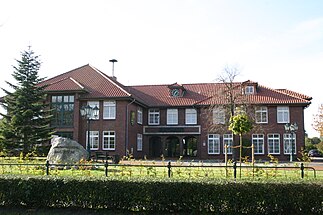 Das Rathaus der Samtgemeinde Holtriem in Westerholt (Oktober 2008).