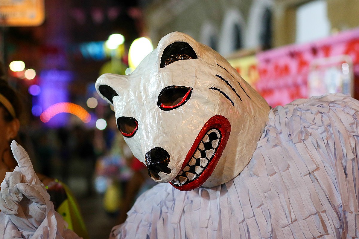 Urso joga o feriado russo balalaica carnaval. tradução para o