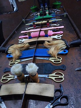 Reflet des outils de travail dans un atelier de coiffure au benin