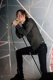 Dennis Lyxzén si esibisce con Refused (2012)