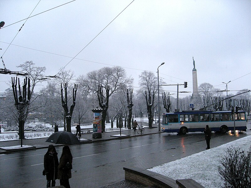 File:Riga, zasněžený park v centru.jpg