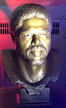Bronze bust of Robert Brazile, enshrined at the Pro Football Hall of Fame, Canton Ohio, USA, 2018 Robert.Brazile.HoF.Bust.jpg