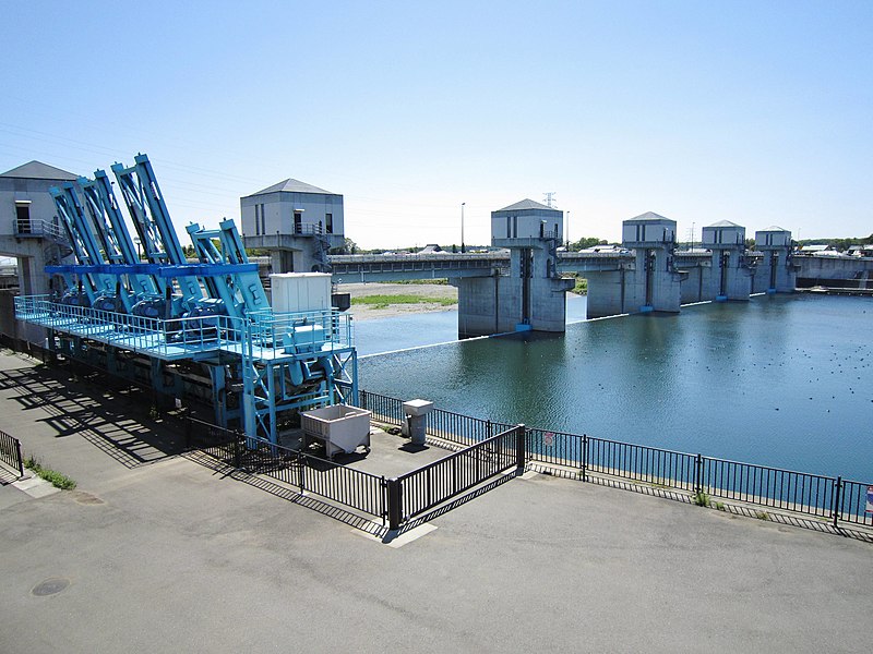 File:Rokuzeki Head Works and lake left view.jpg