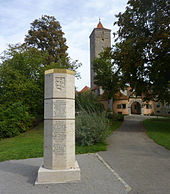 Im Jahr 2010 eingeweihte Stauferstele im Burggarten, im Hintergrund das Burgtor