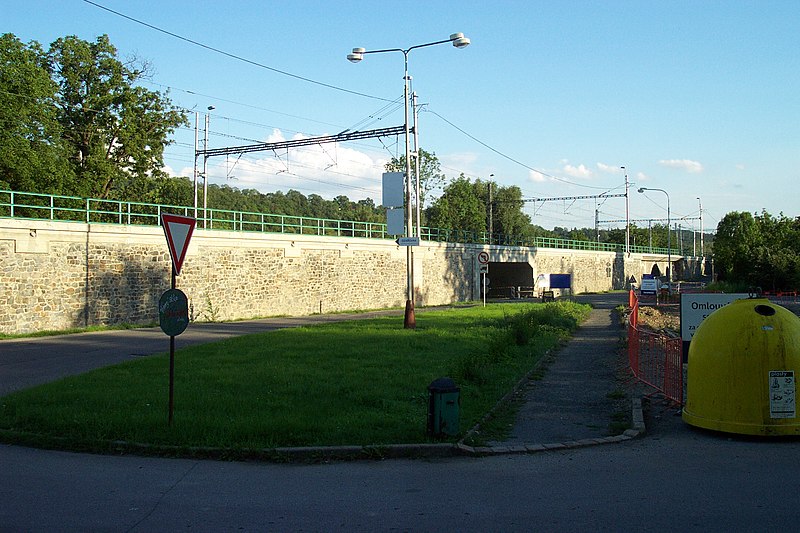 File:Roztoky, rozestavěná autobusová stanice a železniční trať.JPG