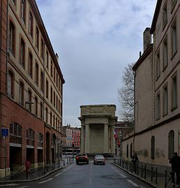 La rue Bertrand-de-l'Isle du côté des allées Forain-François-Verdier et du Monument aux combattants de la Haute-Garonne.