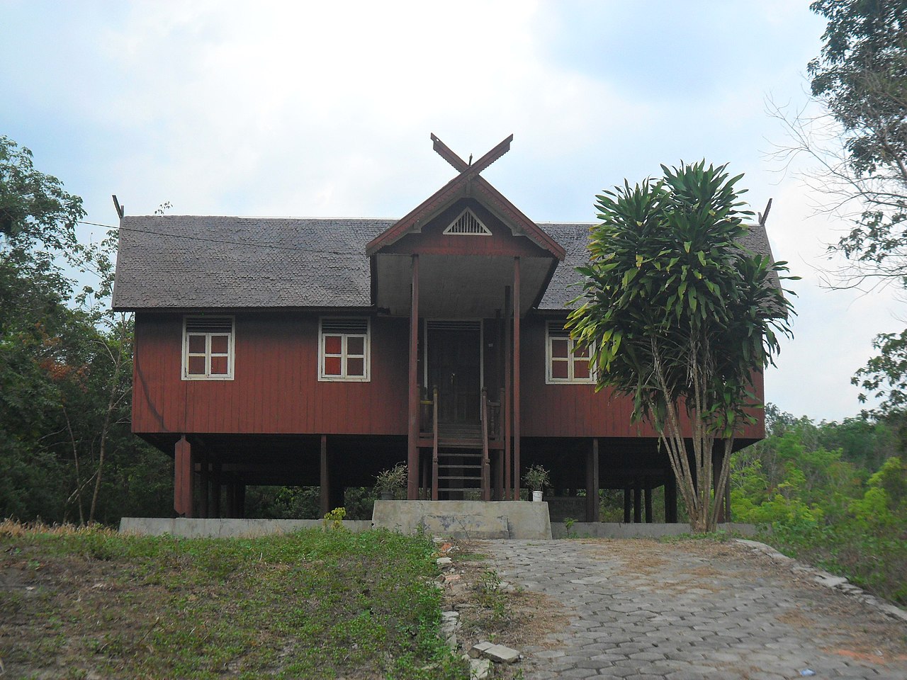 File:Rumah Betang Muara Bagok.jpg - Wikimedia Commons